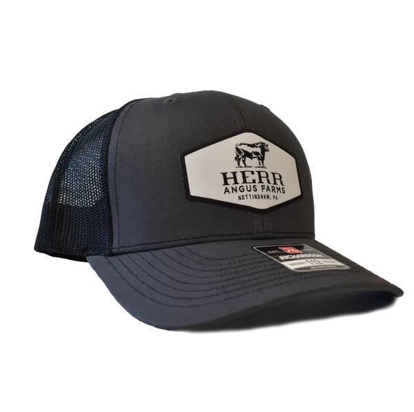 Herrs Angus Farms Trucker Hat truckerkeps svart